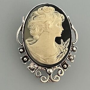 Vintage 925 sterling Silver and Cream Cameo Brooch​